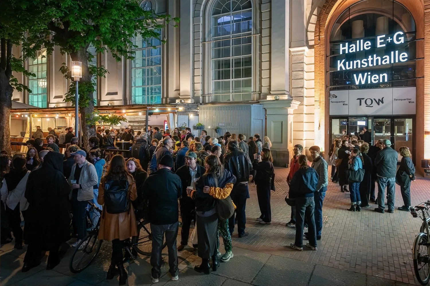 Opening of “Lebt und arbeitet in Wien”, Kunsthalle Wien Museumsquartier 2026: guests in front of Halle E+G