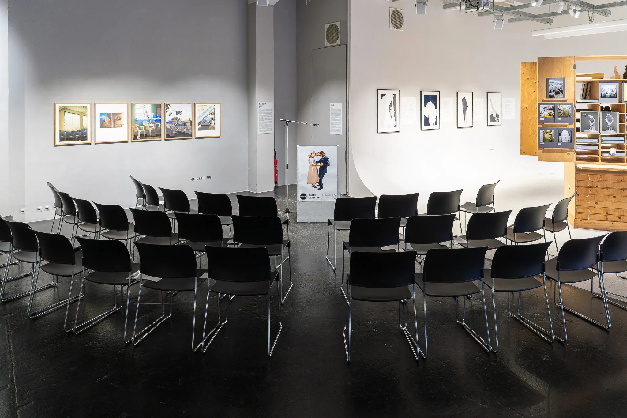 Westlicht Galerie: Bestuhlter Ausstellungsraum vor einer Wand mit gerahmten Fotografien.