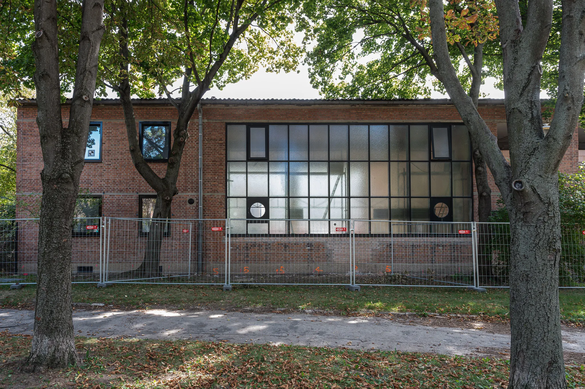 Brick hall behind the site fence – Foto Arsenal Wien construction site, October 2023