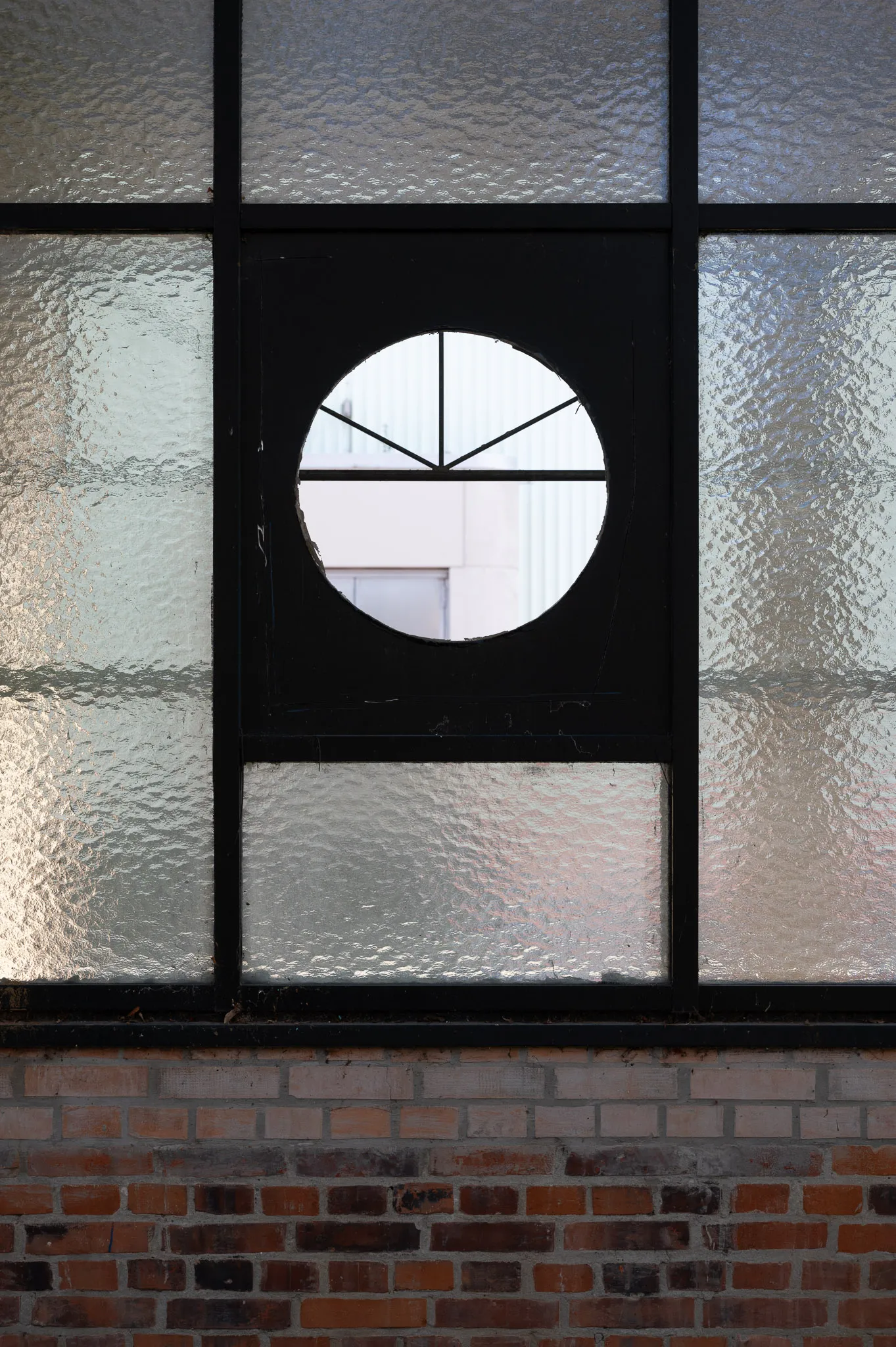 Round window in the old steel glazing – Foto Arsenal Wien construction site, October 2023