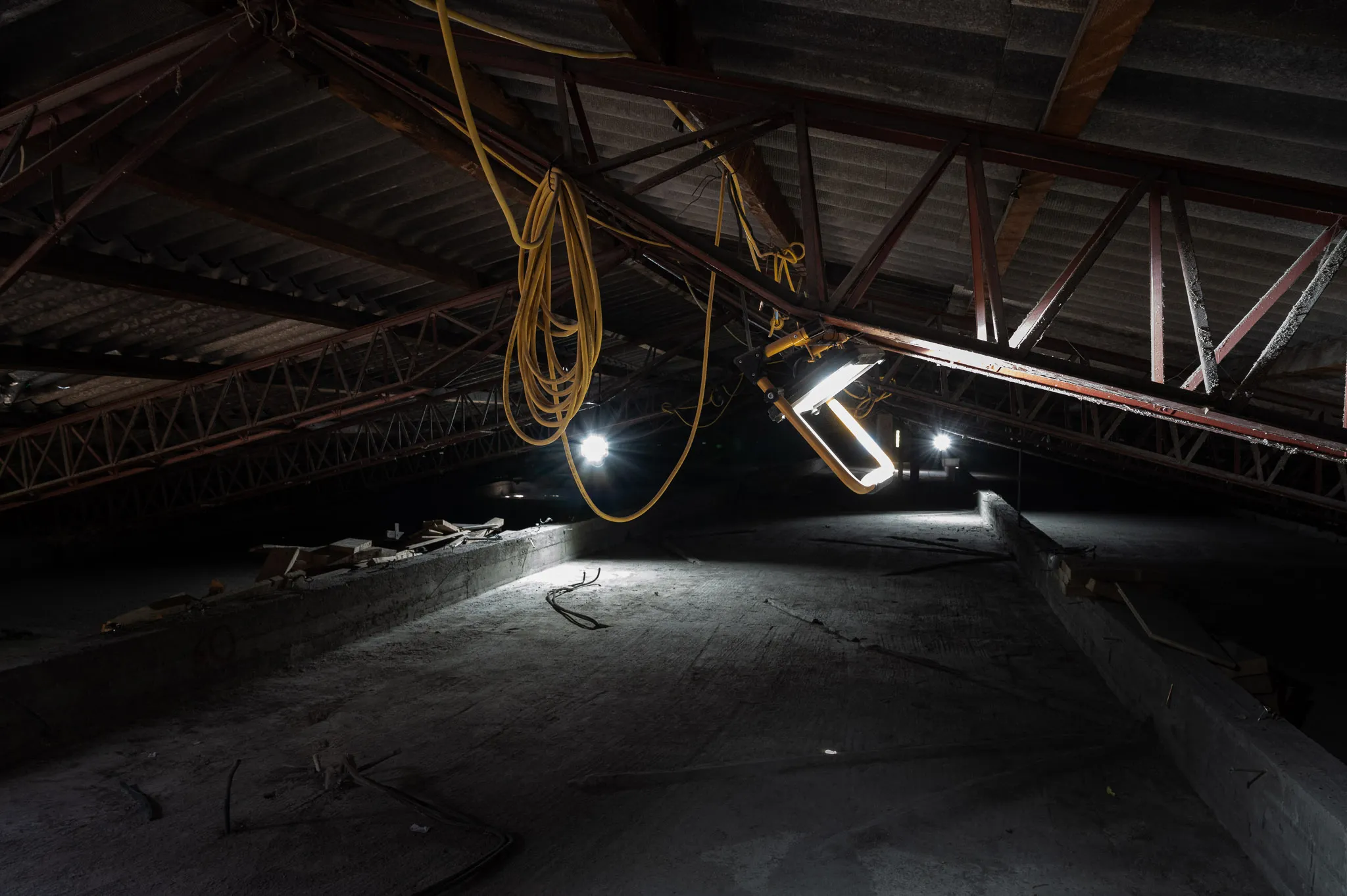 Roof truss in half-light – Foto Arsenal Wien construction site, October 2023