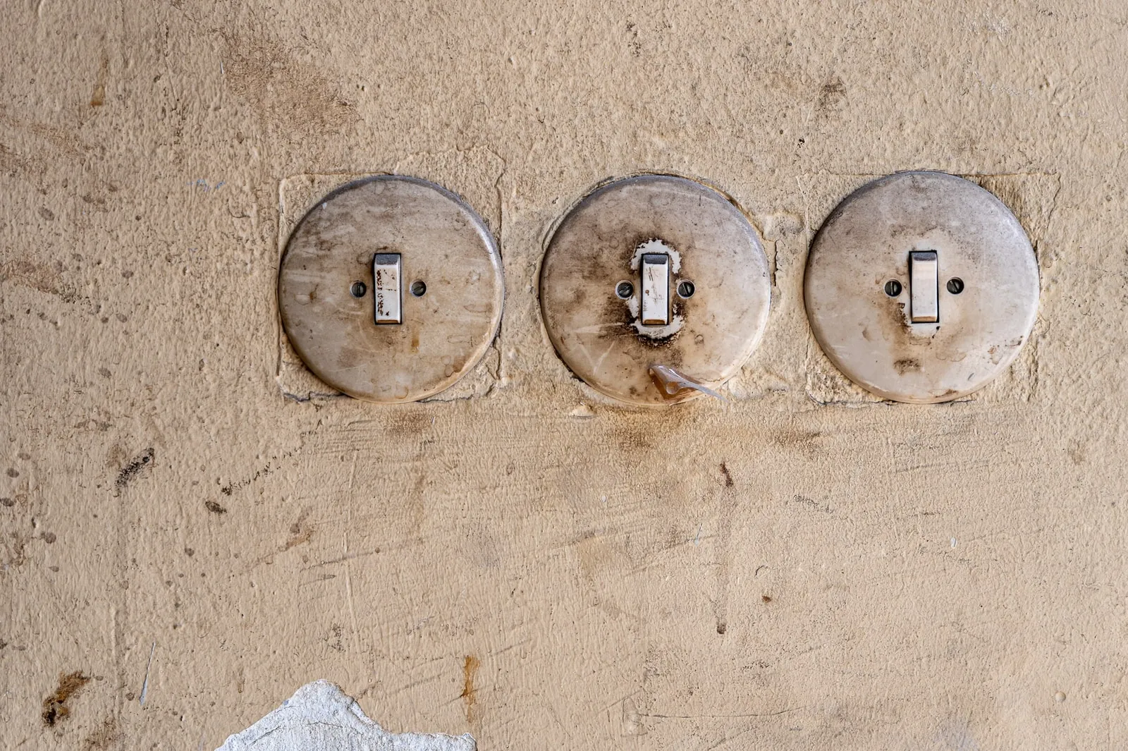 Three old switches on the wall – Foto Arsenal Wien construction site, October 2023