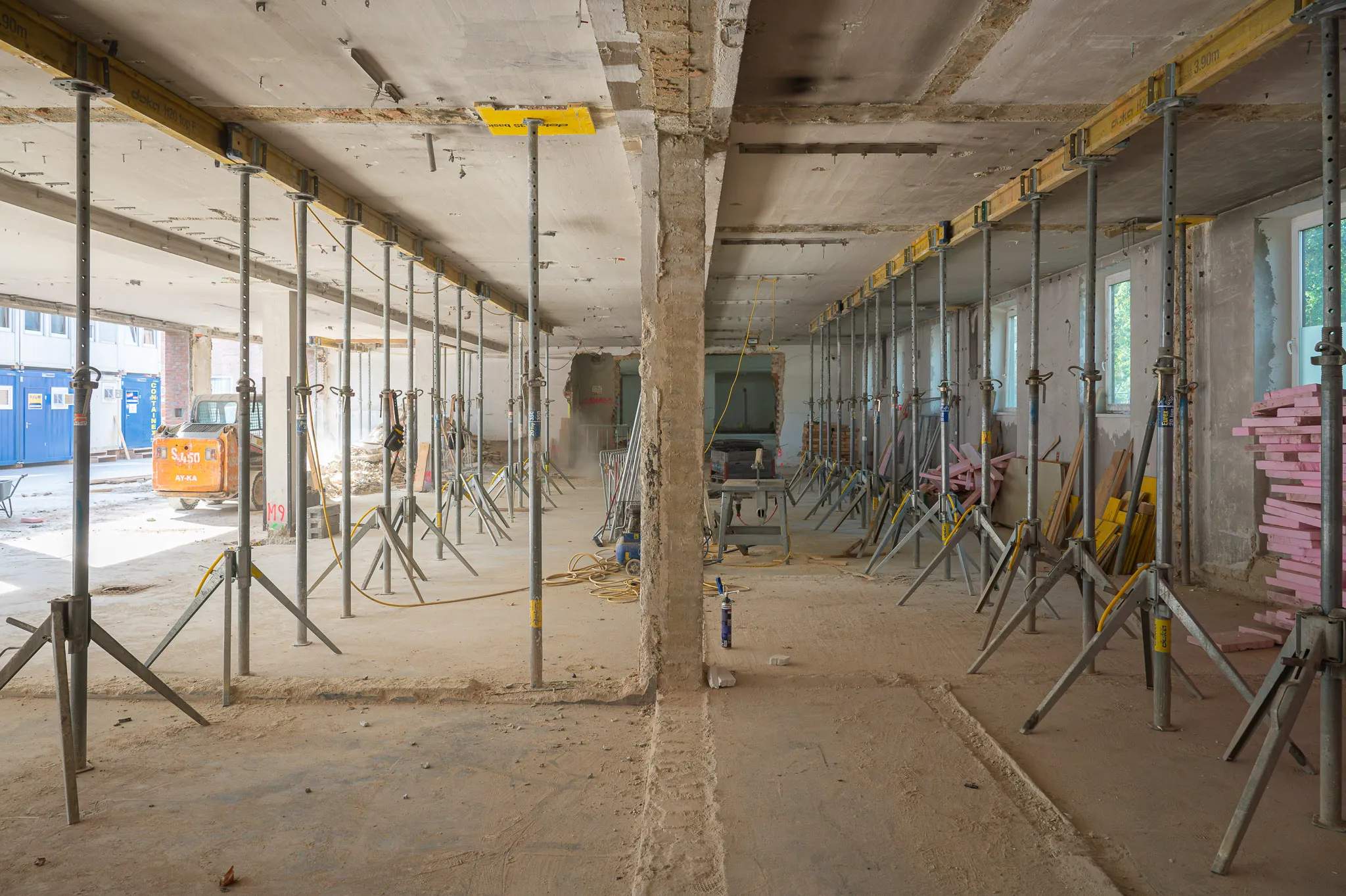 Propped-up ceiling on the stripped floor – Foto Arsenal Wien construction site, October 2023