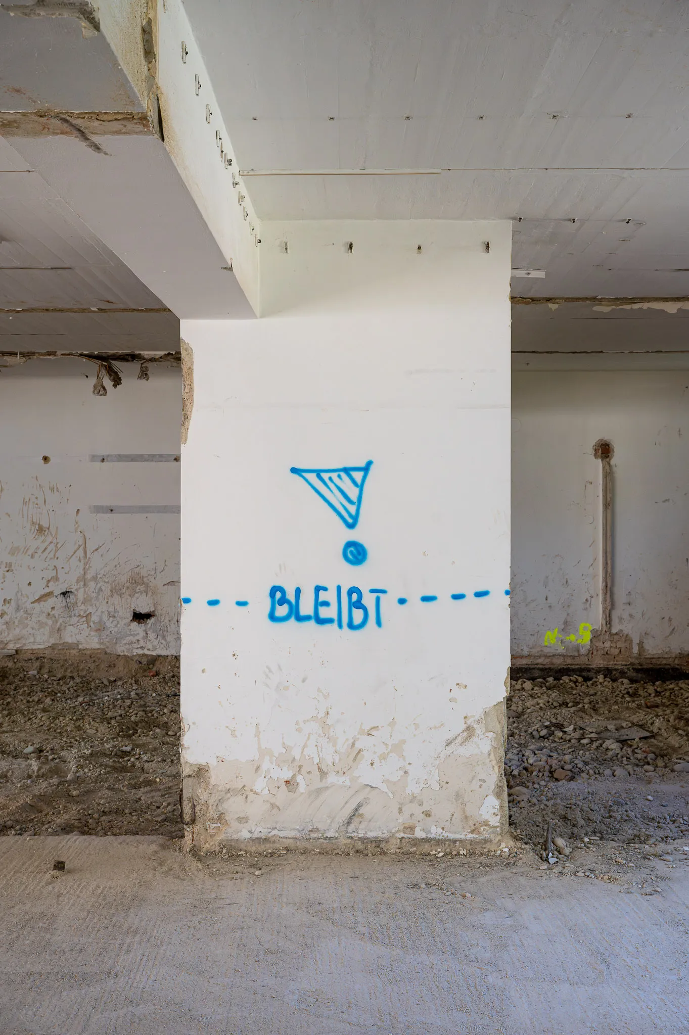 Column marked “bleibt” – it stays – Foto Arsenal Wien construction site, October 2023