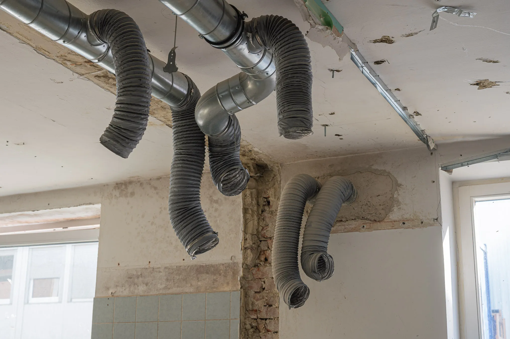 Ventilation hoses on the ceiling – Foto Arsenal Wien construction site, October 2023