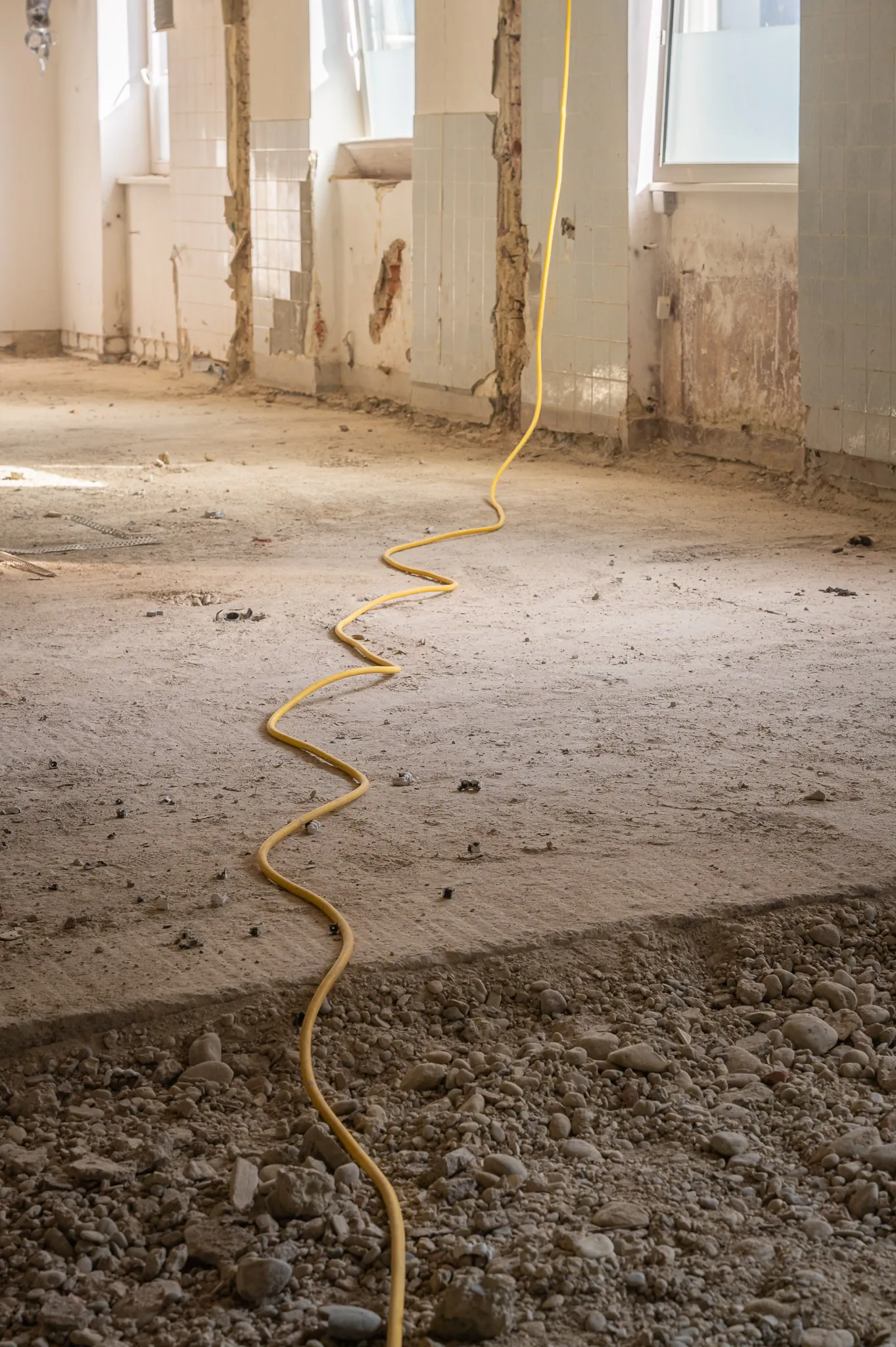 Yellow cable across the floor – Foto Arsenal Wien construction site, October 2023