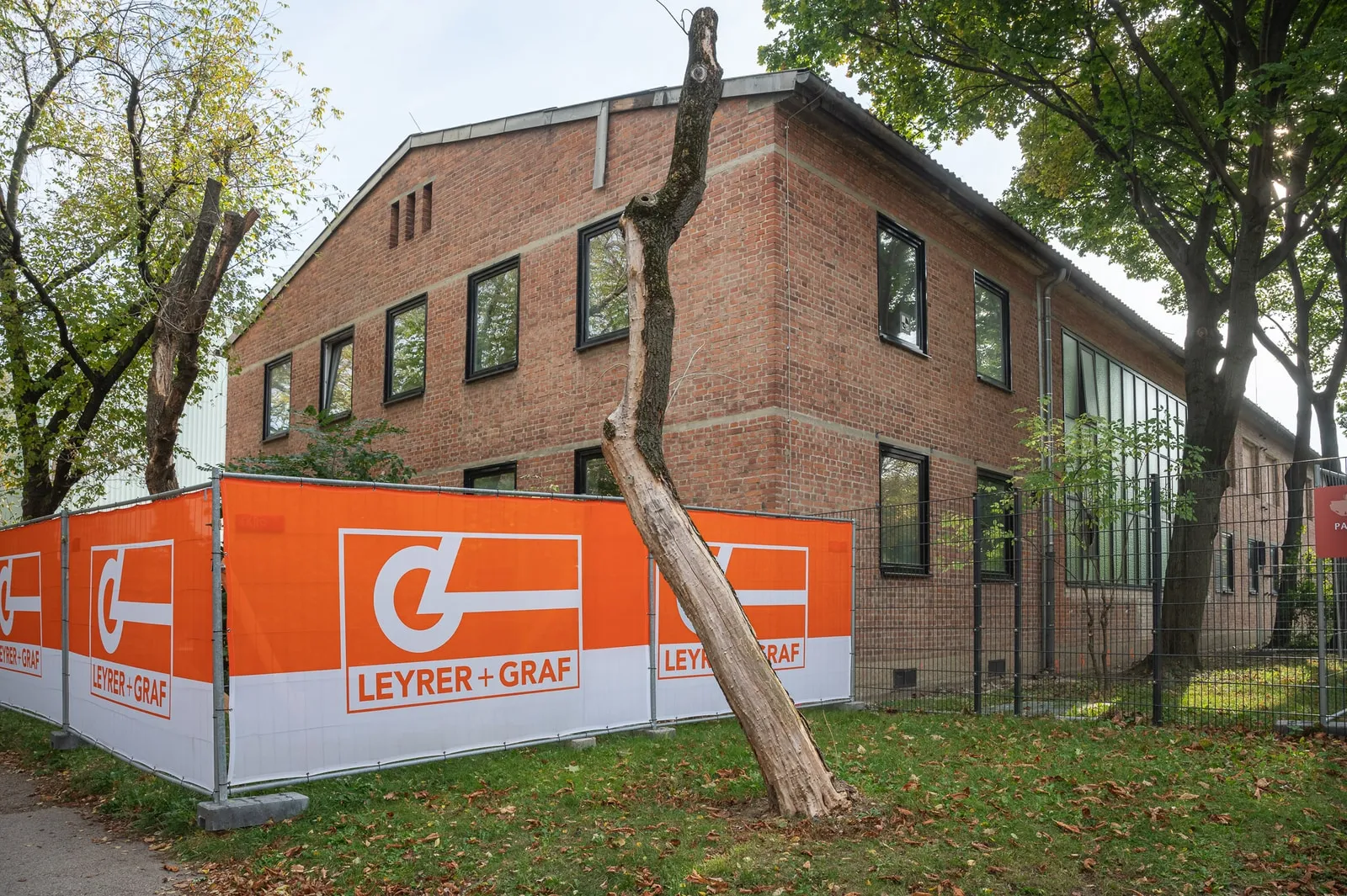 Hoarding in front of the old building – Foto Arsenal Wien construction site, October 2023