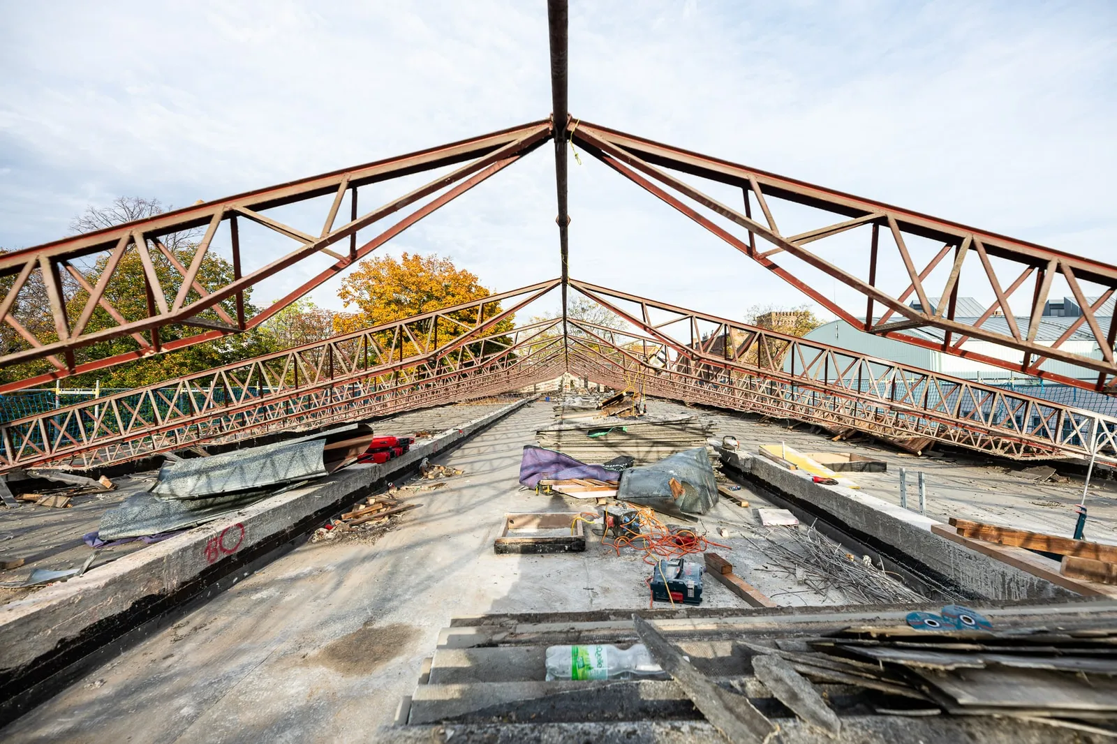 Open steel truss above the roof – Foto Arsenal Wien construction site, October 2023