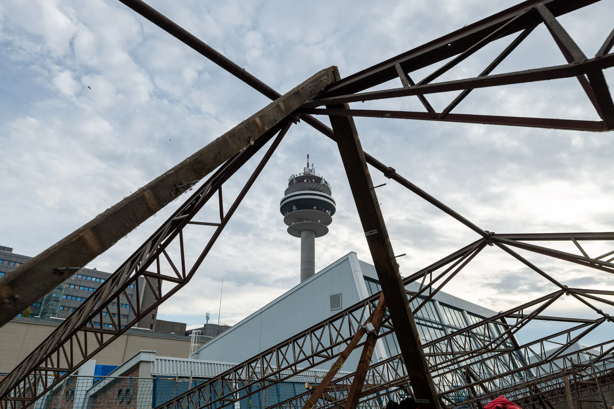 Steel girders in front of the Arsenal tower – Foto Arsenal Wien construction site, October 2023