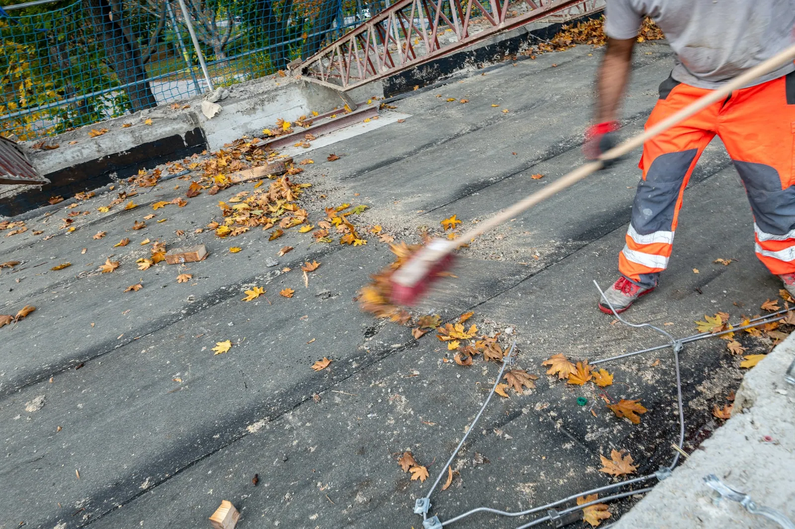 Worker sweeping the roof – Foto Arsenal Wien construction site, October 2023