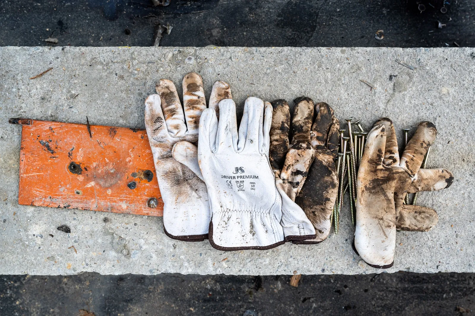 Work gloves in a row – Foto Arsenal Wien construction site, October 2023