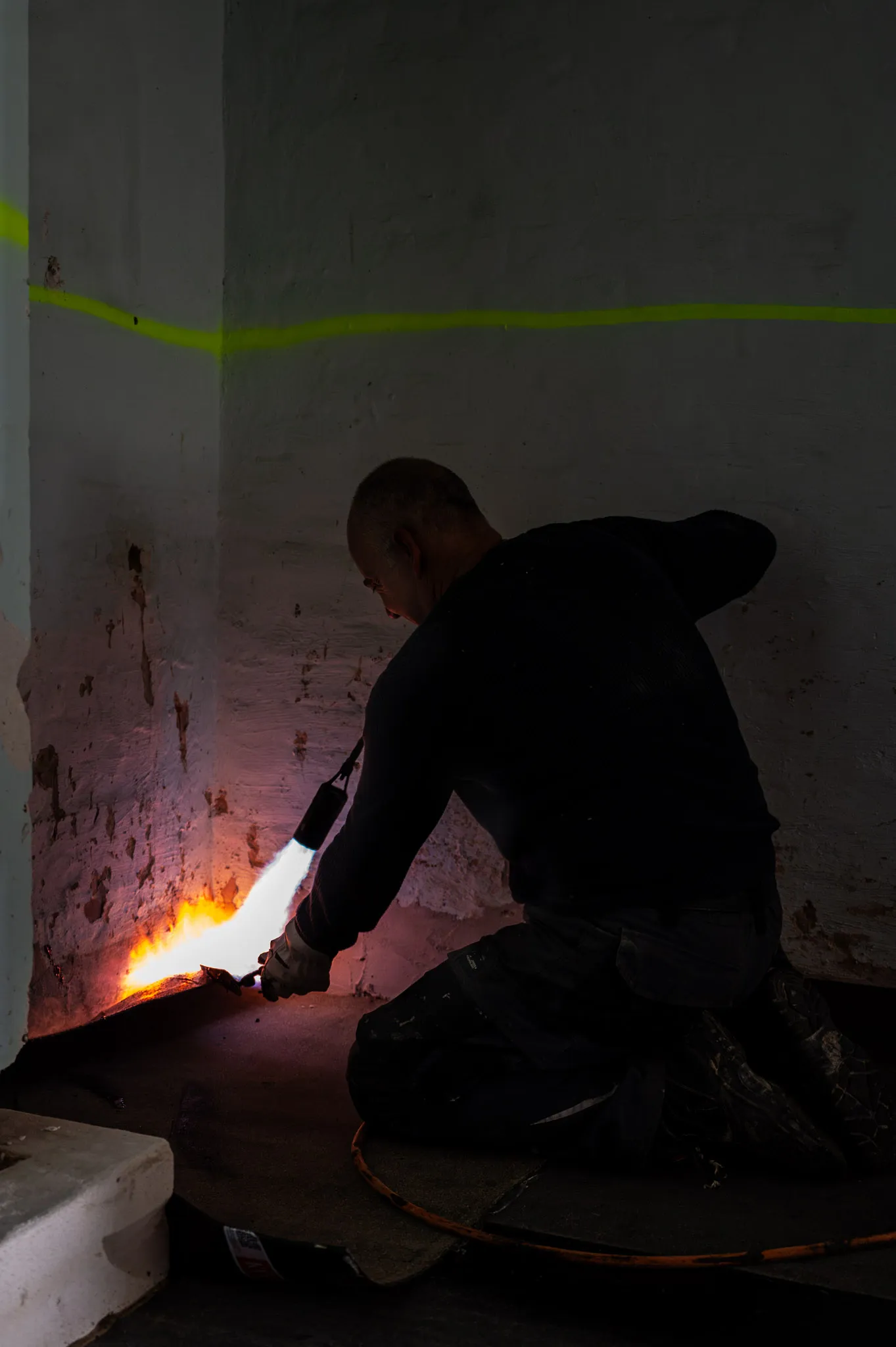 Worker with a torch in the basement – Foto Arsenal Wien construction site, October 2023