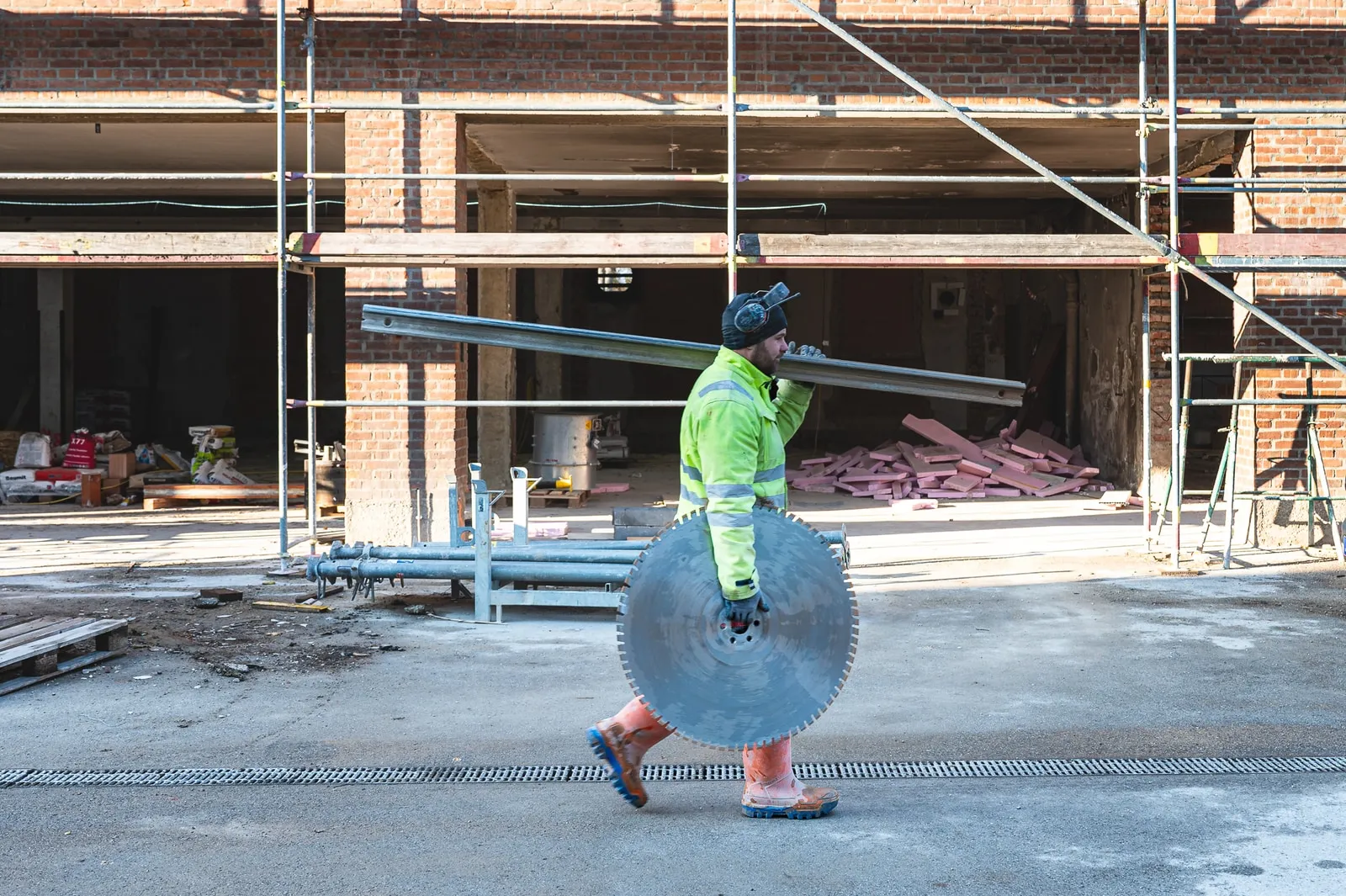 Worker carrying a cable drum – Foto Arsenal Wien construction site, November 2023