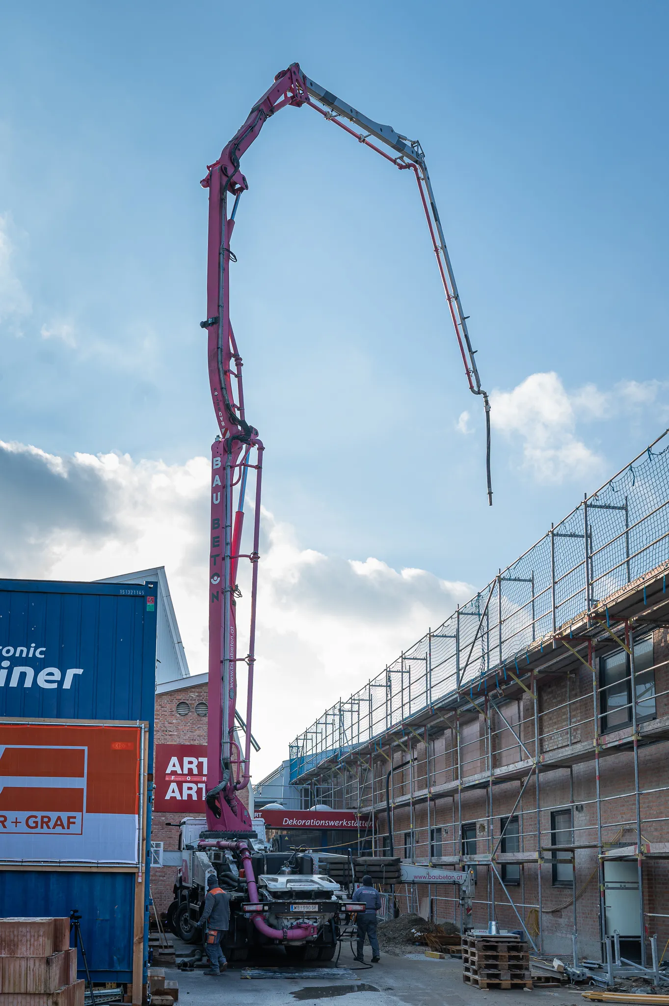 Concrete pump above the site – Foto Arsenal Wien construction site, November 2023