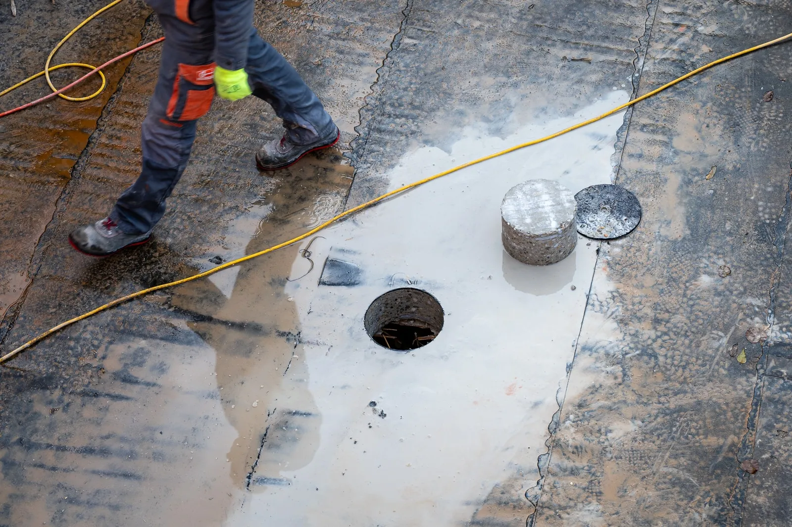 Boots, cable, puddle – Foto Arsenal Wien construction site, November 2023