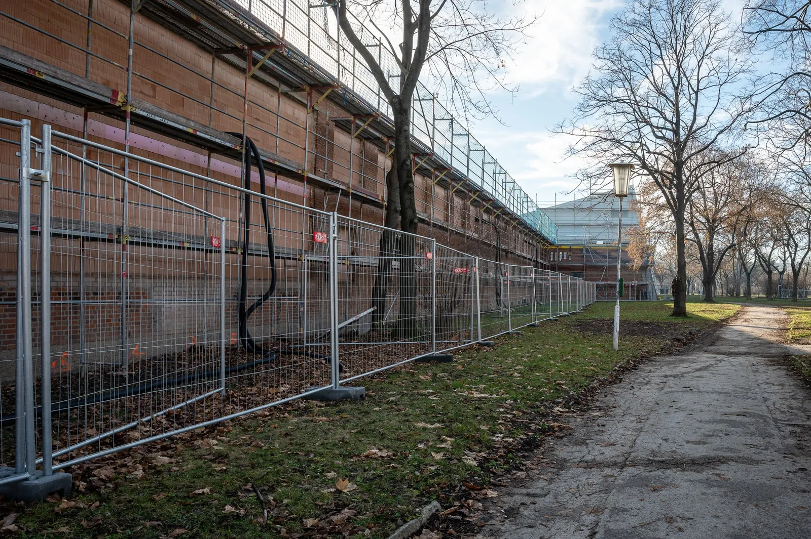 Site fence along the avenue – Foto Arsenal Wien construction site, December 2023