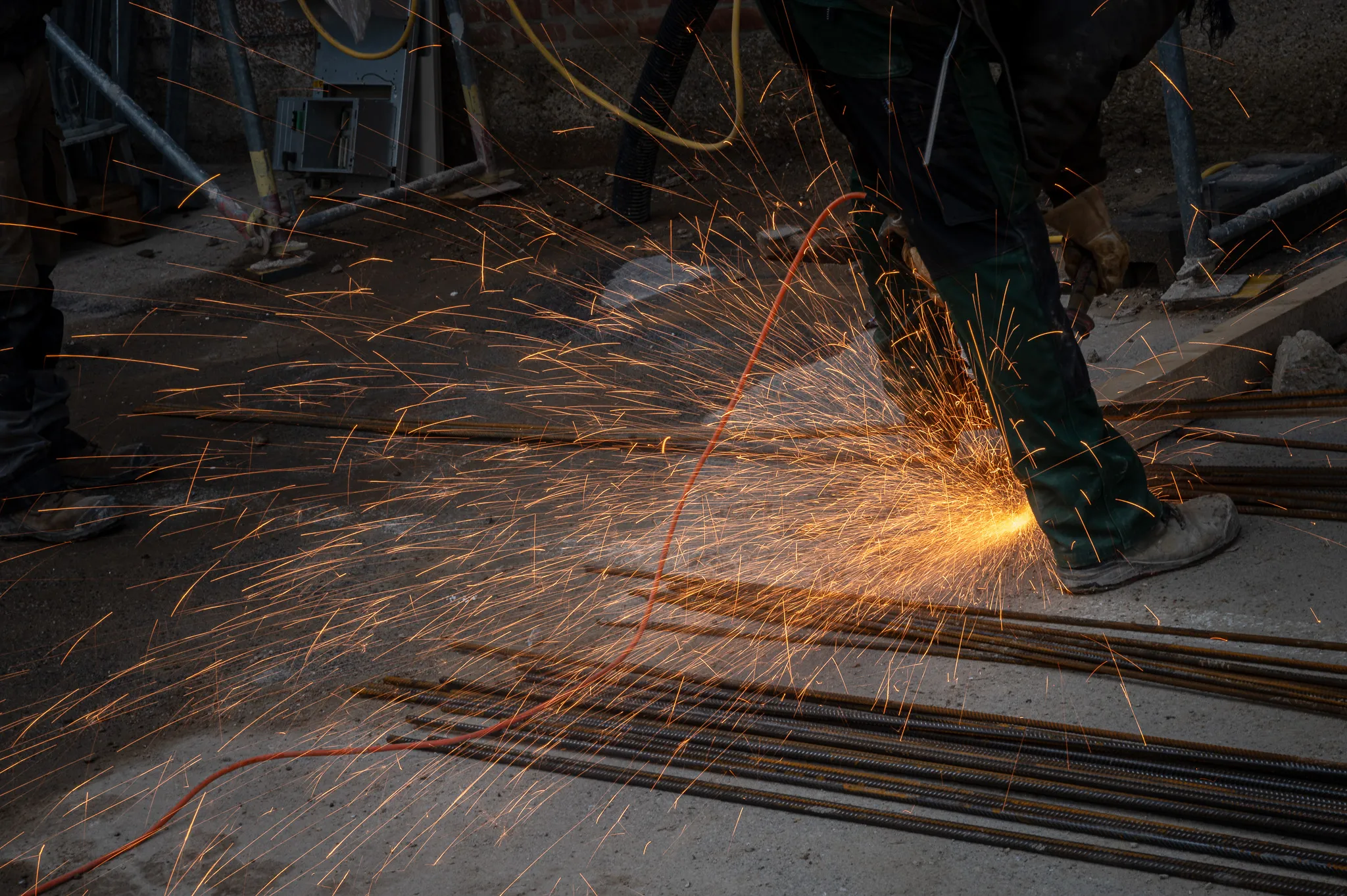 Sparks from the angle grinder – Foto Arsenal Wien construction site, December 2023
