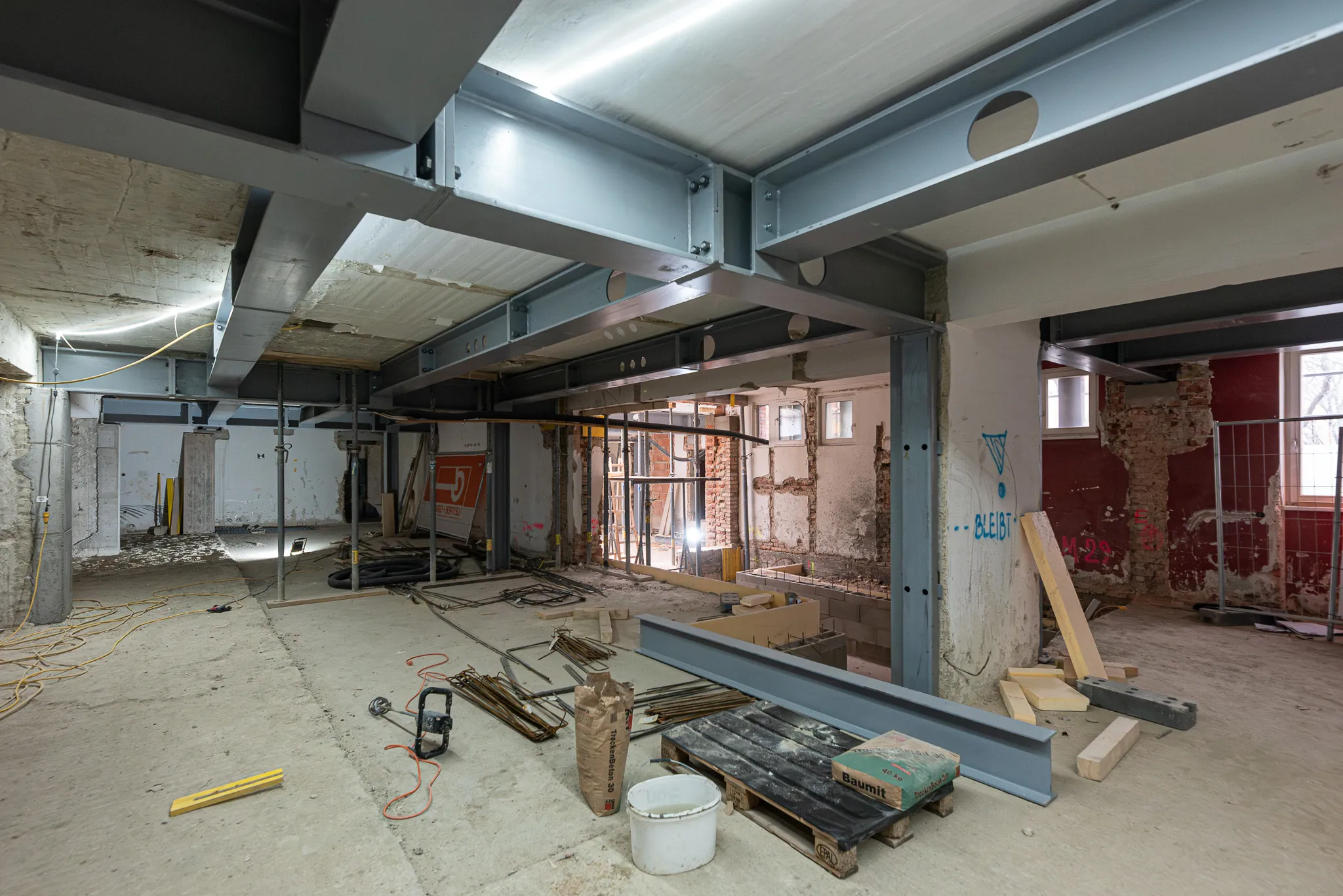 Steel beams on the new floor – Foto Arsenal Wien construction site, January 2024