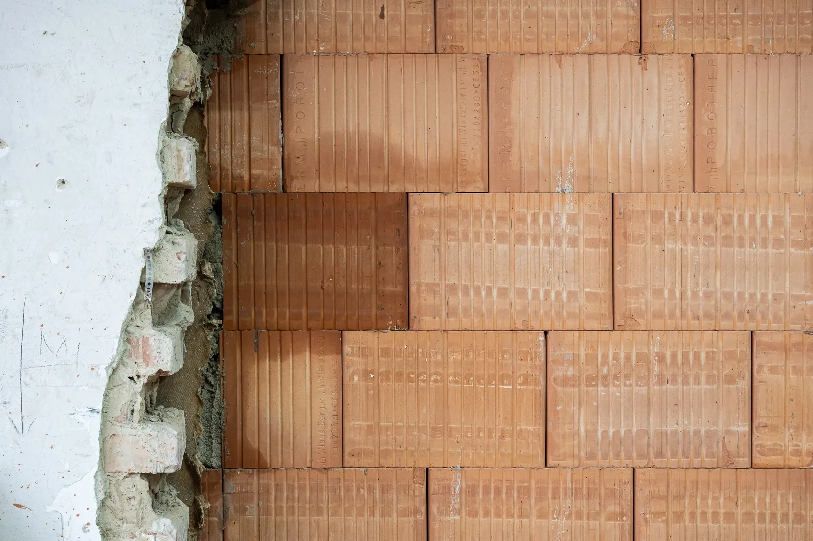 New bricks beside old plaster – Foto Arsenal Wien construction site, February 2024