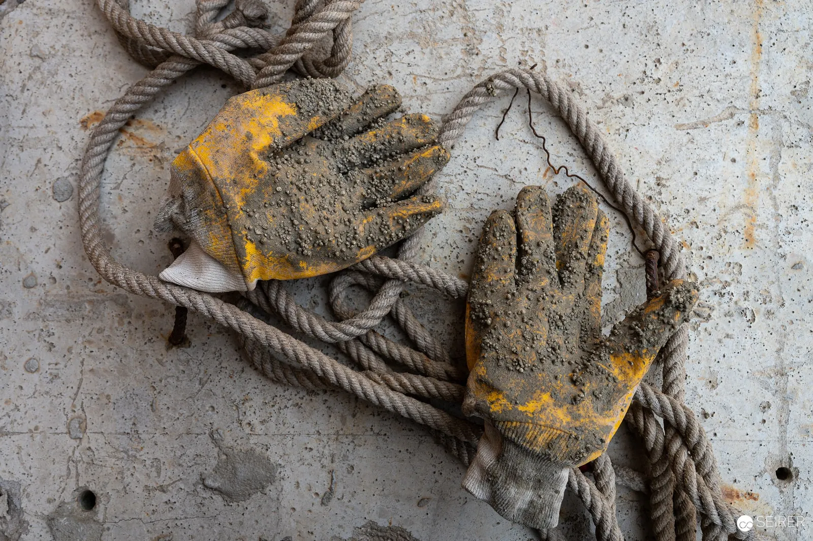 Gloves and rope – Foto Arsenal Wien construction site, March 2024