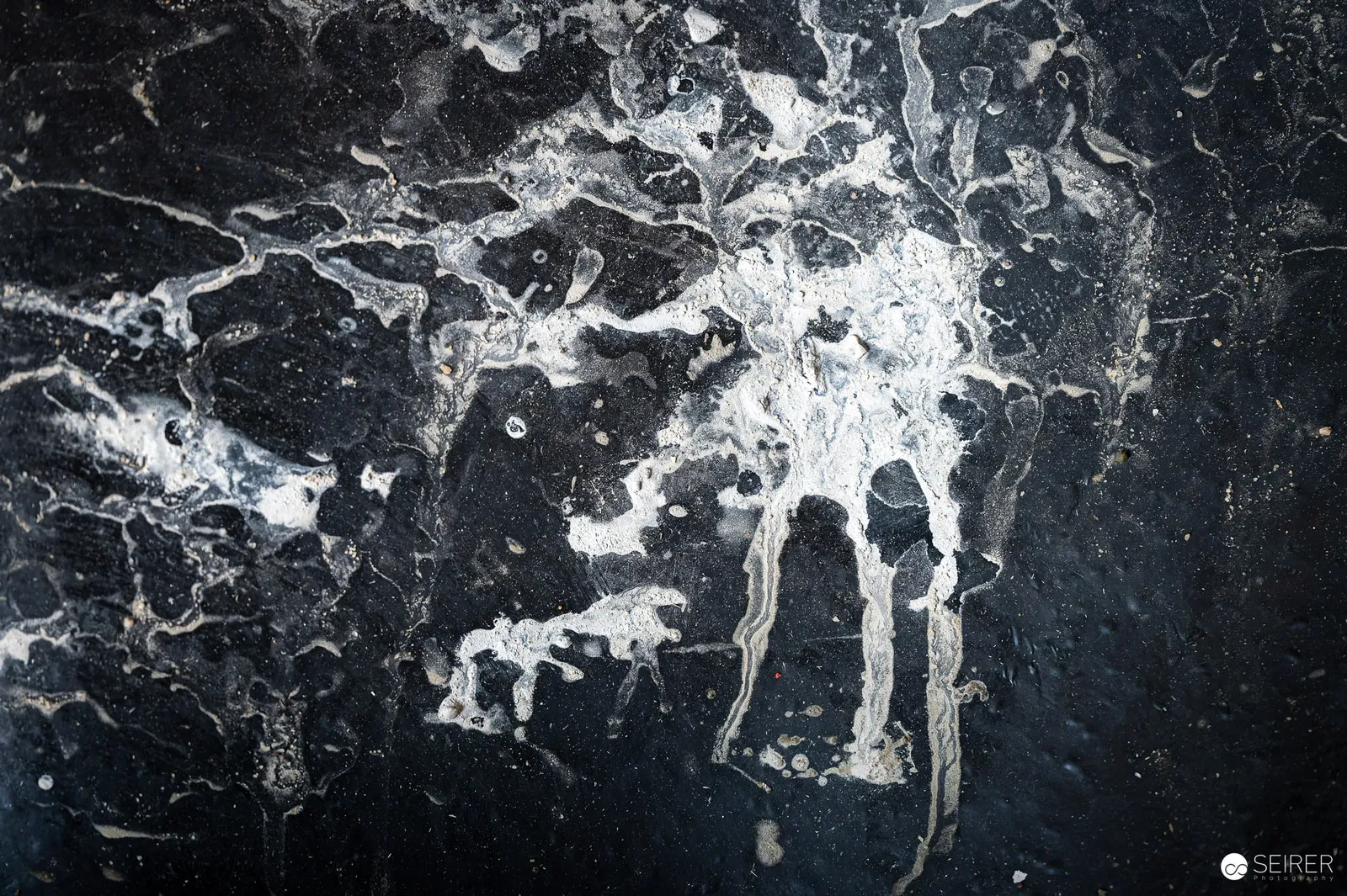 Traces on a dark floor – Foto Arsenal Wien construction site, March 2024