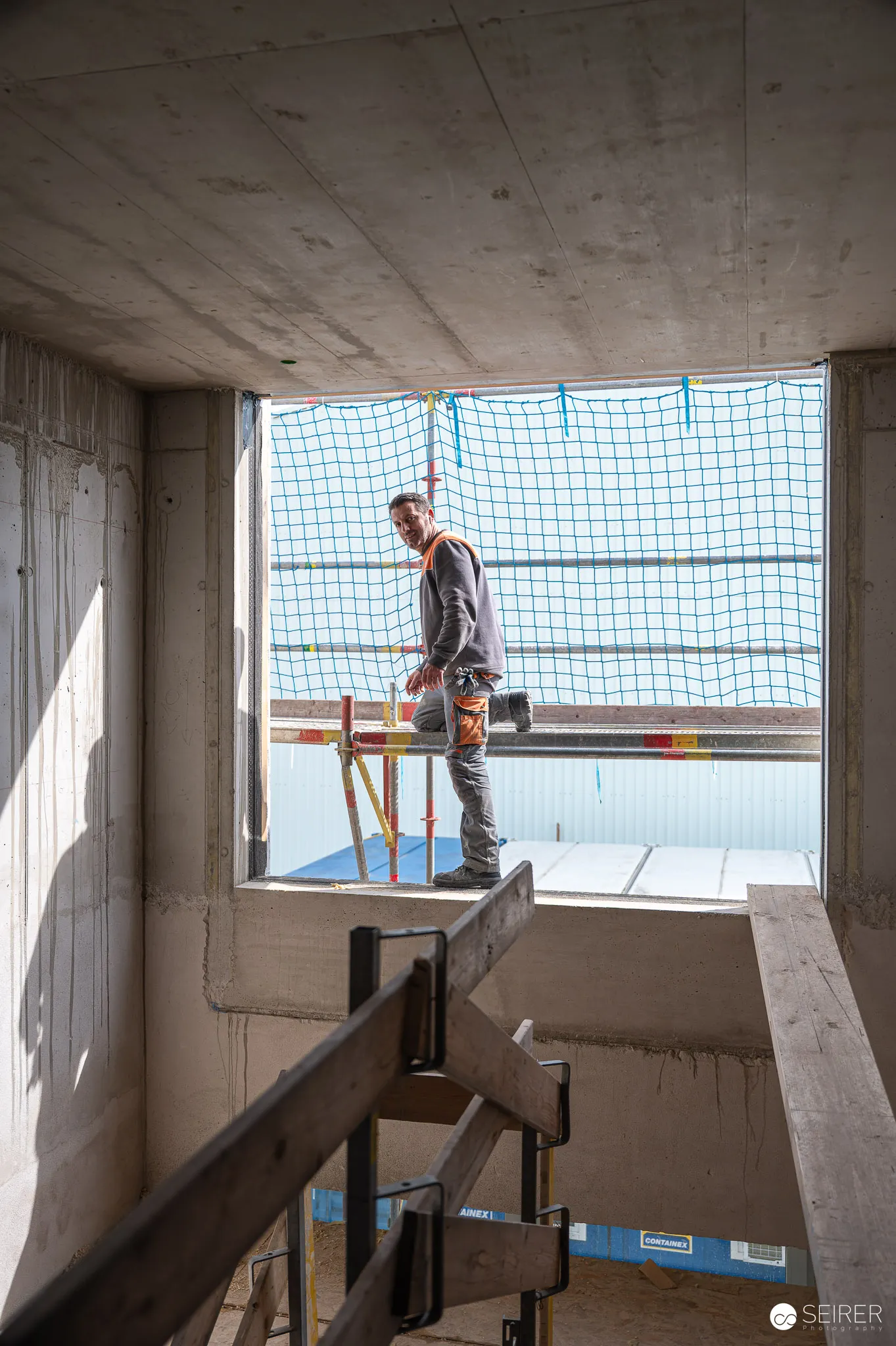 Worker at an open window – Foto Arsenal Wien construction site, March 2024