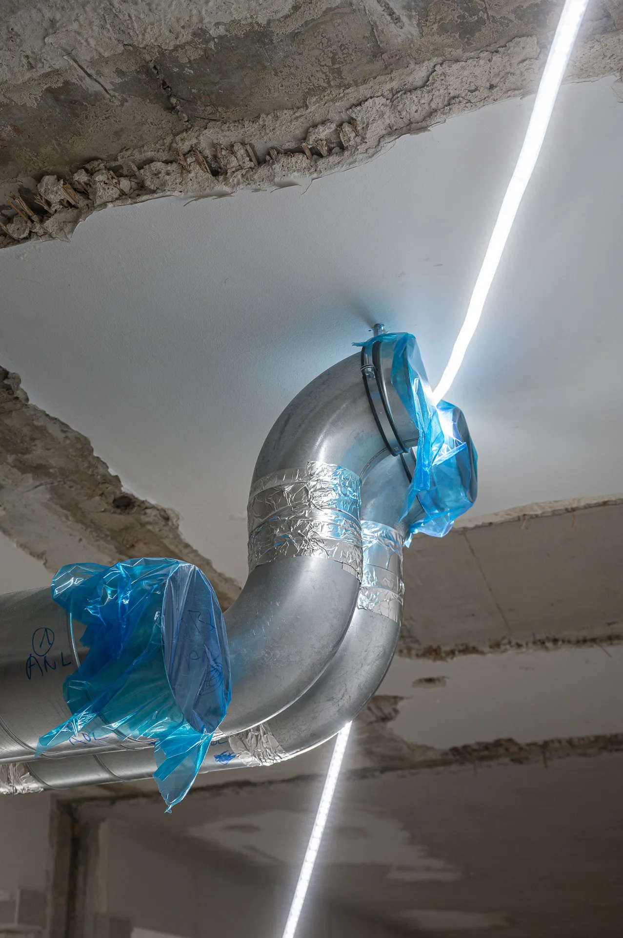Duct and light strip – Foto Arsenal Wien construction site, April 2024