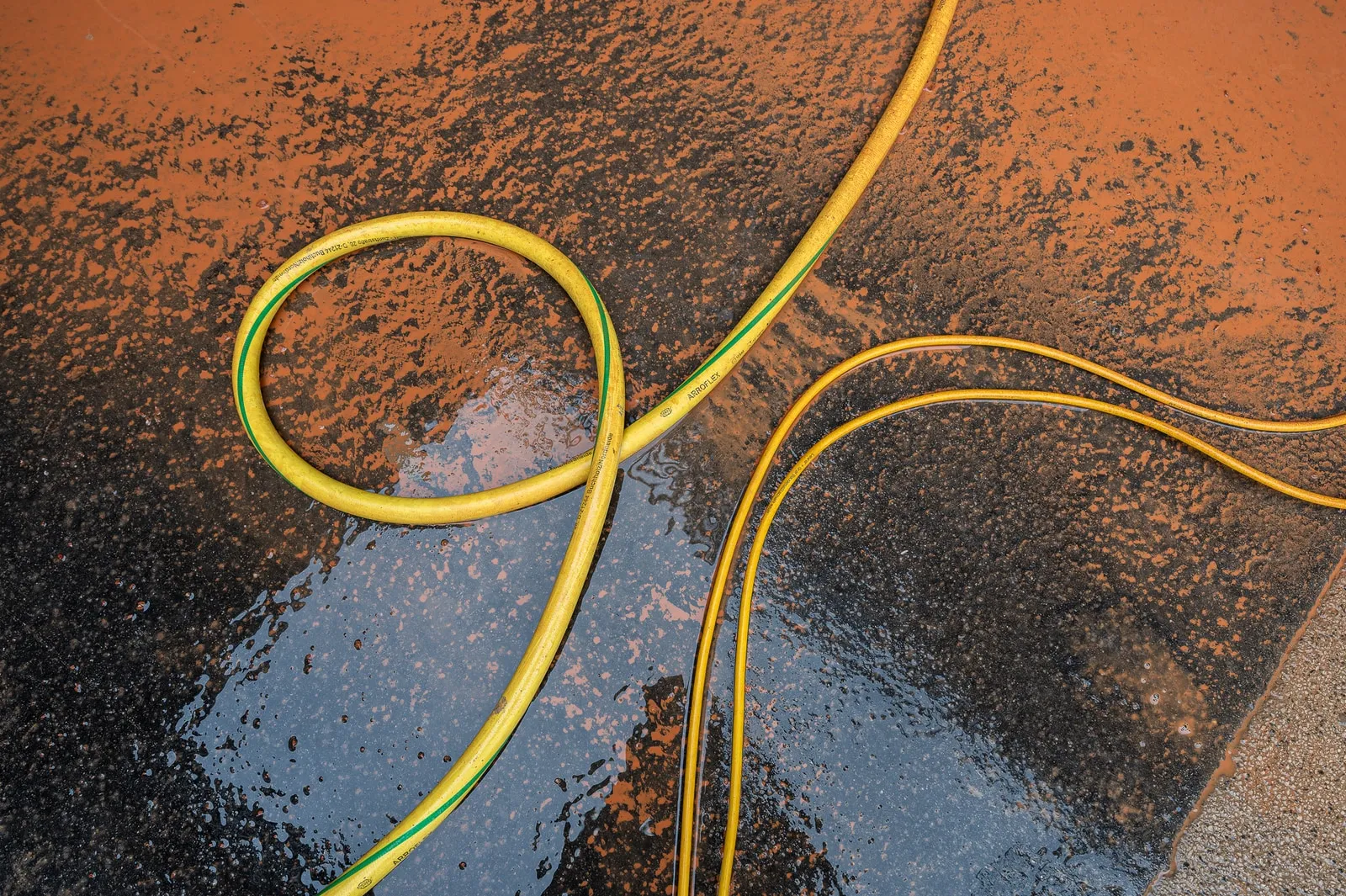 Yellow cables on a wet floor – Foto Arsenal Wien construction site, May 2024