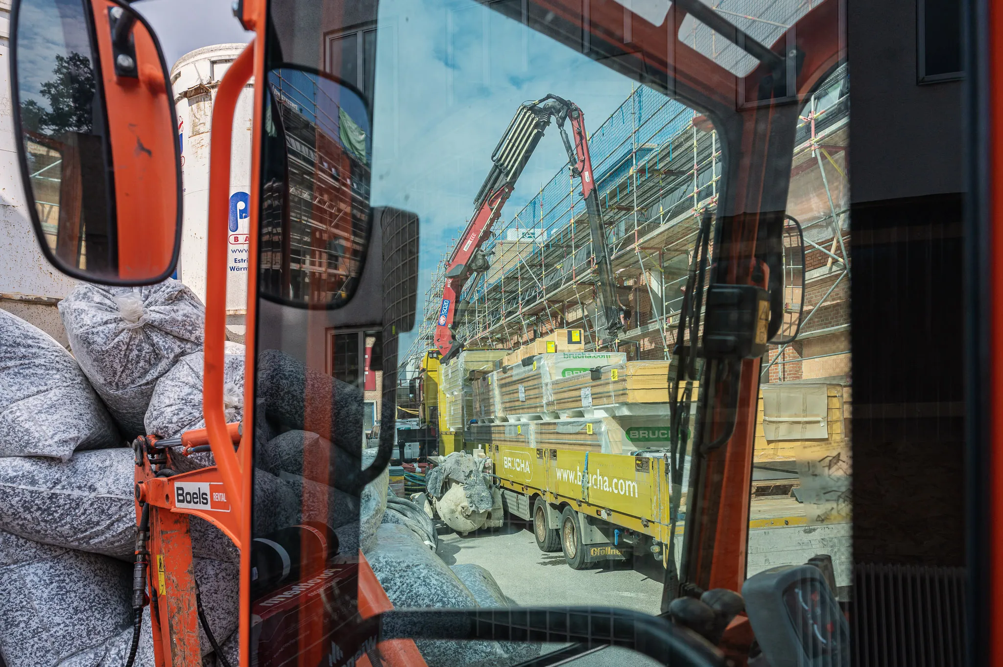 Crane seen through the truck window – Foto Arsenal Wien construction site, June 2024