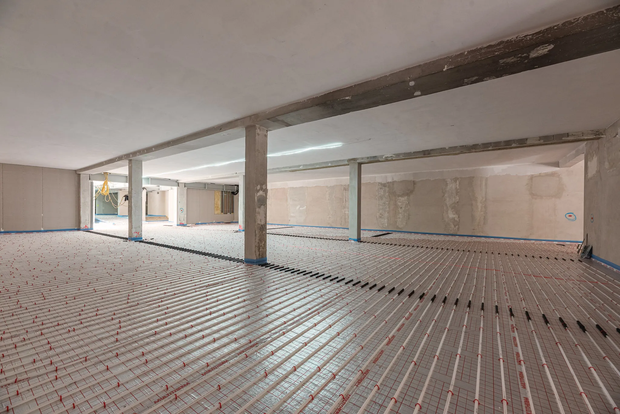 Empty gallery floor with heating loops – Foto Arsenal Wien construction site, June 2024