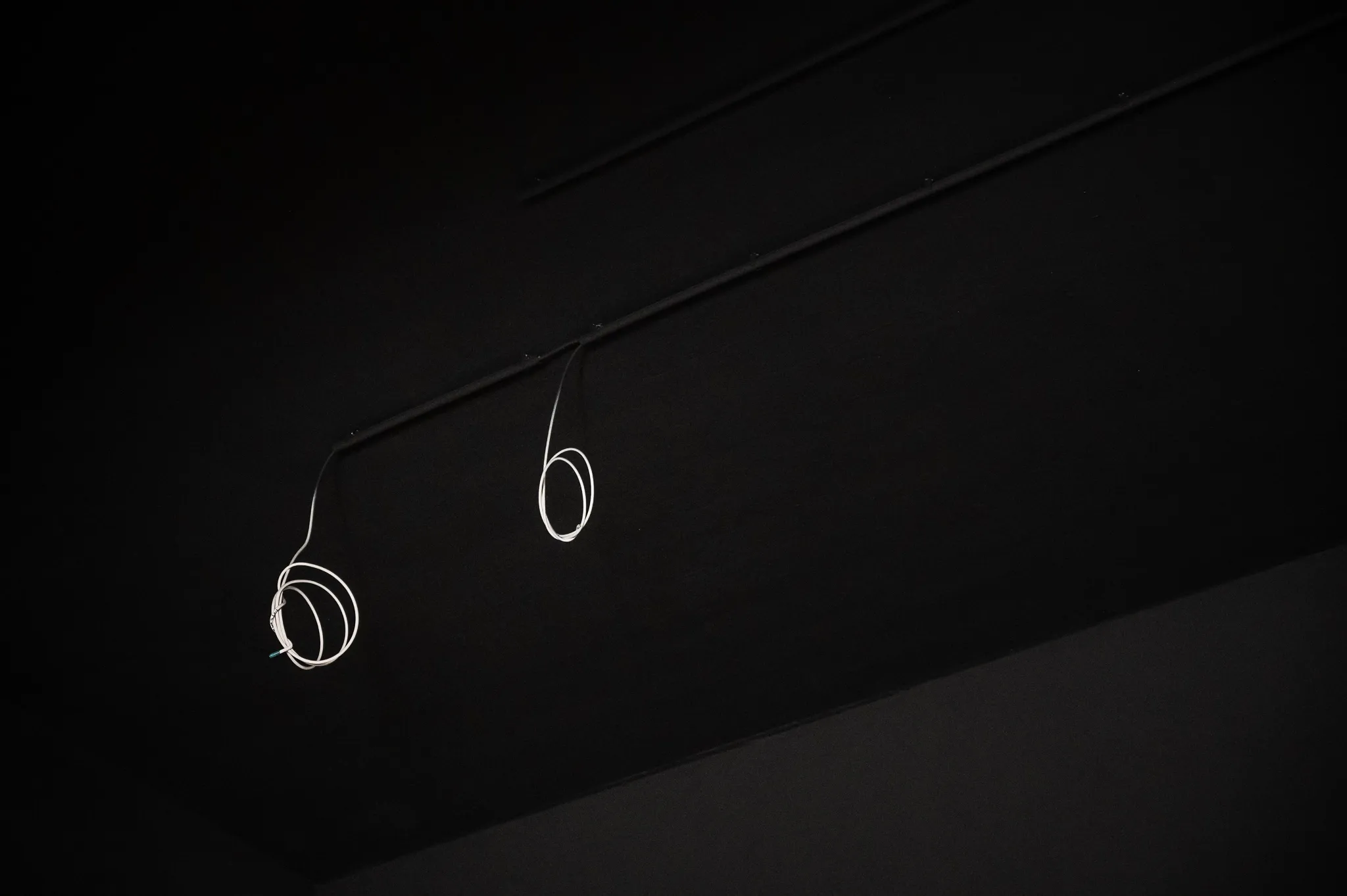 Cable ends on the black ceiling – Foto Arsenal Wien construction site, July 2024