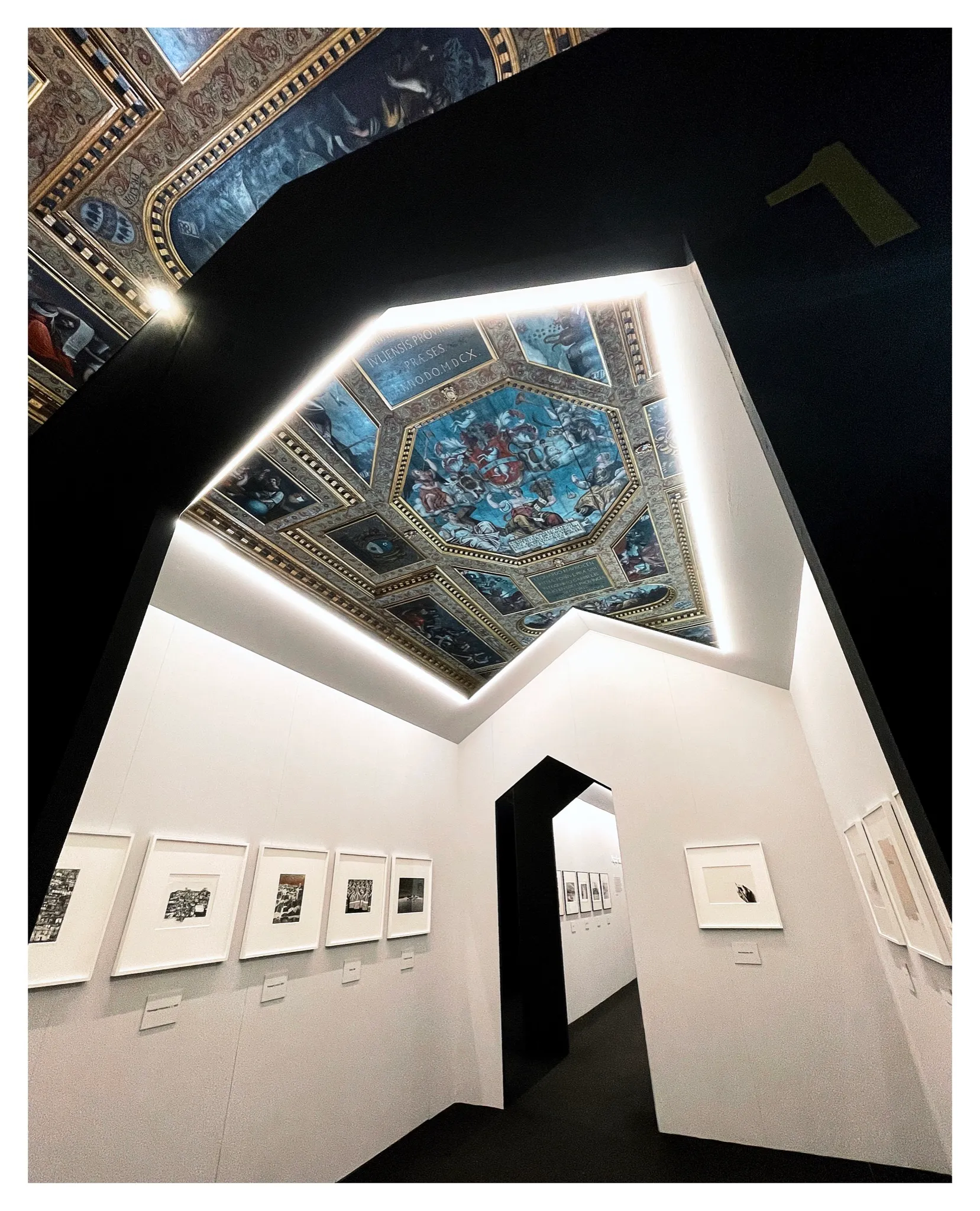 White installations beneath the coffered ceiling – Mimmo Jodice. L'enigma della luce, Castello di Udine, 2025