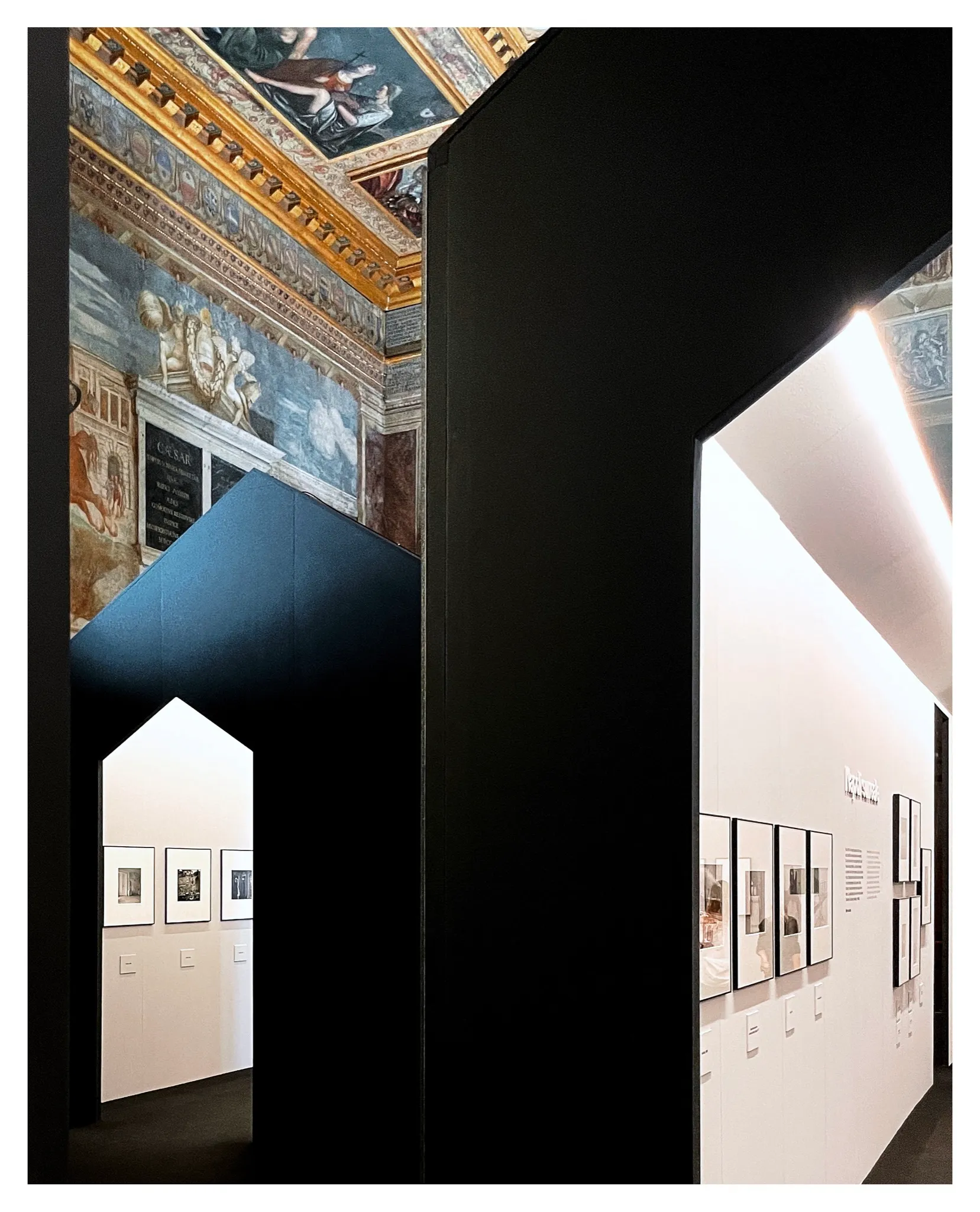 Frescoes above the exhibition architecture – Mimmo Jodice. L'enigma della luce, Castello di Udine, 2025