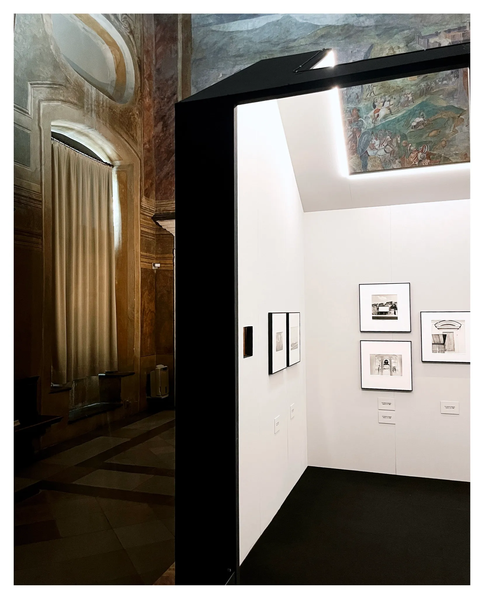 Baroque door and modern installation – Mimmo Jodice. L'enigma della luce, Castello di Udine, 2025