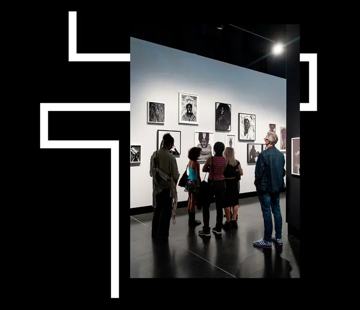 Foto Arsenal Wien newsletter featuring my photo of visitors in front of portraits by Zanele Muholi