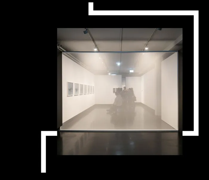 Foto Arsenal Wien newsletter featuring my photo of a gallery room behind frosted glass