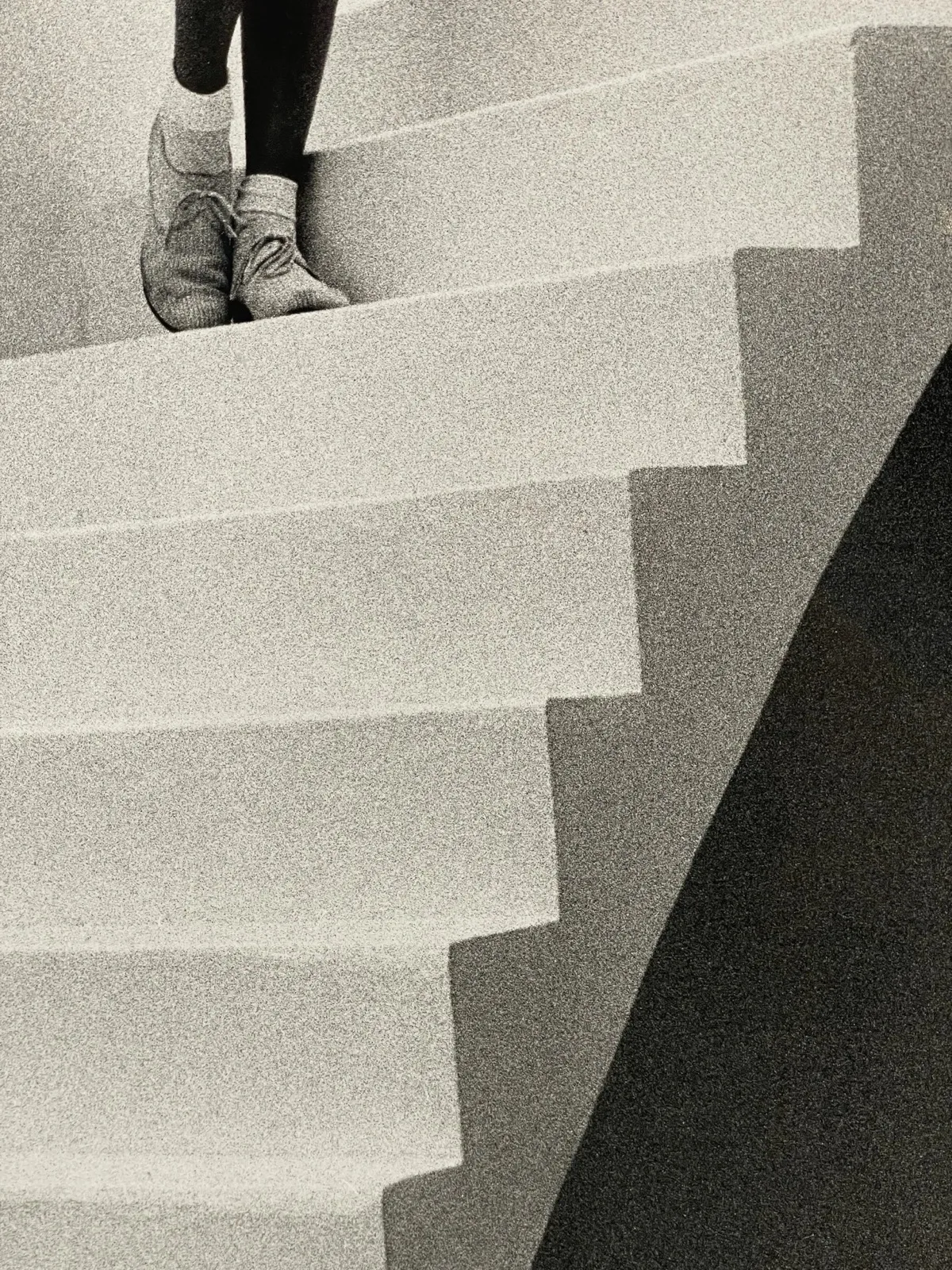 Helmut Newton, "Jenny in my studio" – Detail der Körnung in der rechten unteren Ecke