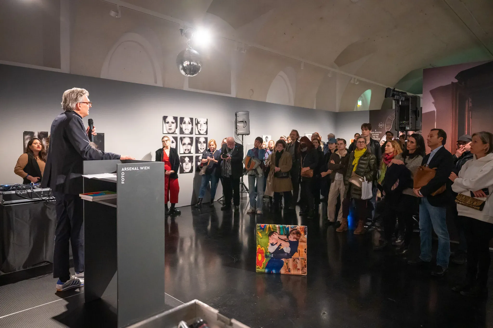 Ausstellungseröffnung: Ansprache vor dichtem Publikum im Galerieraum.