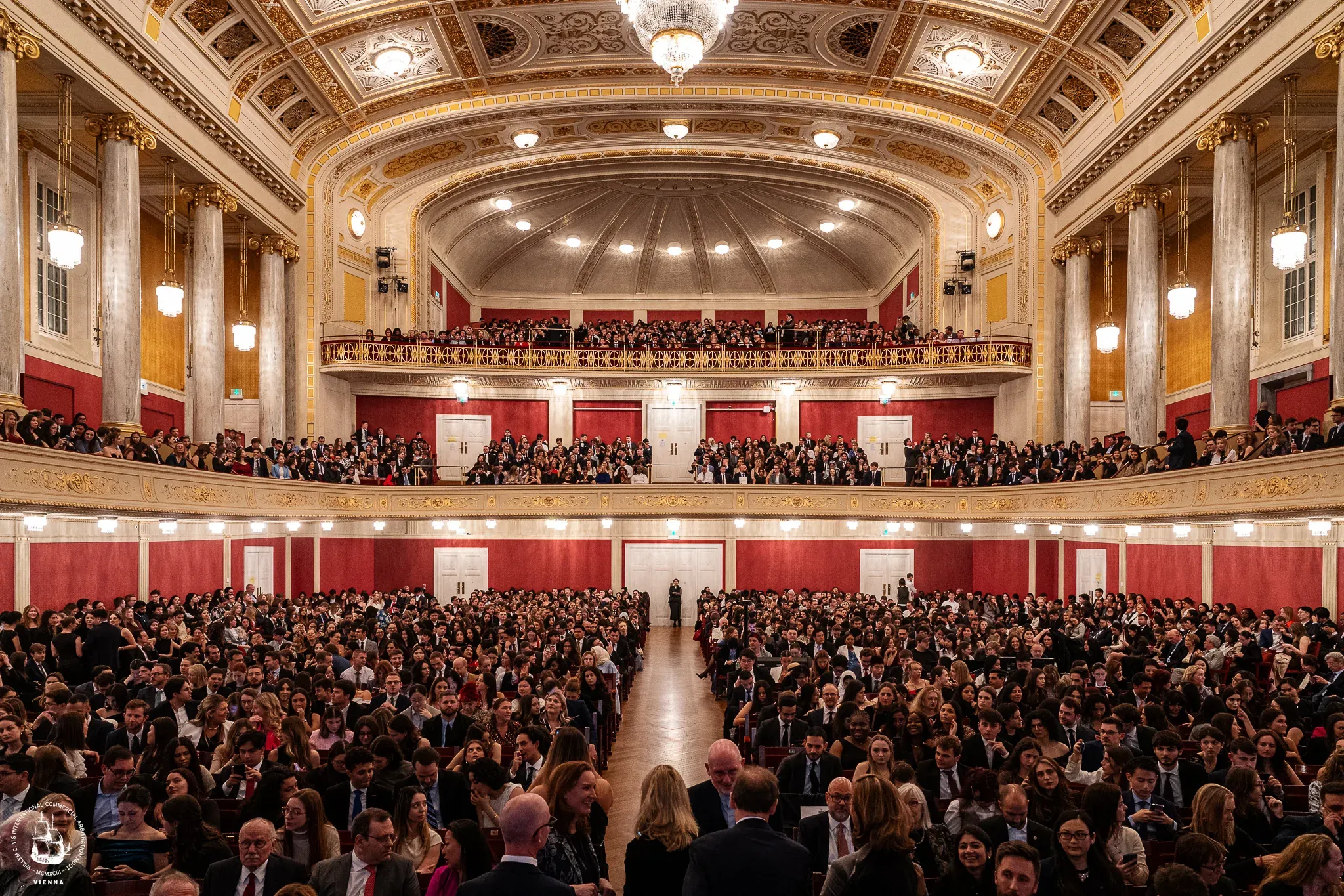 Voll besetzter Konzertsaal, von der Bühne aus fotografiert.