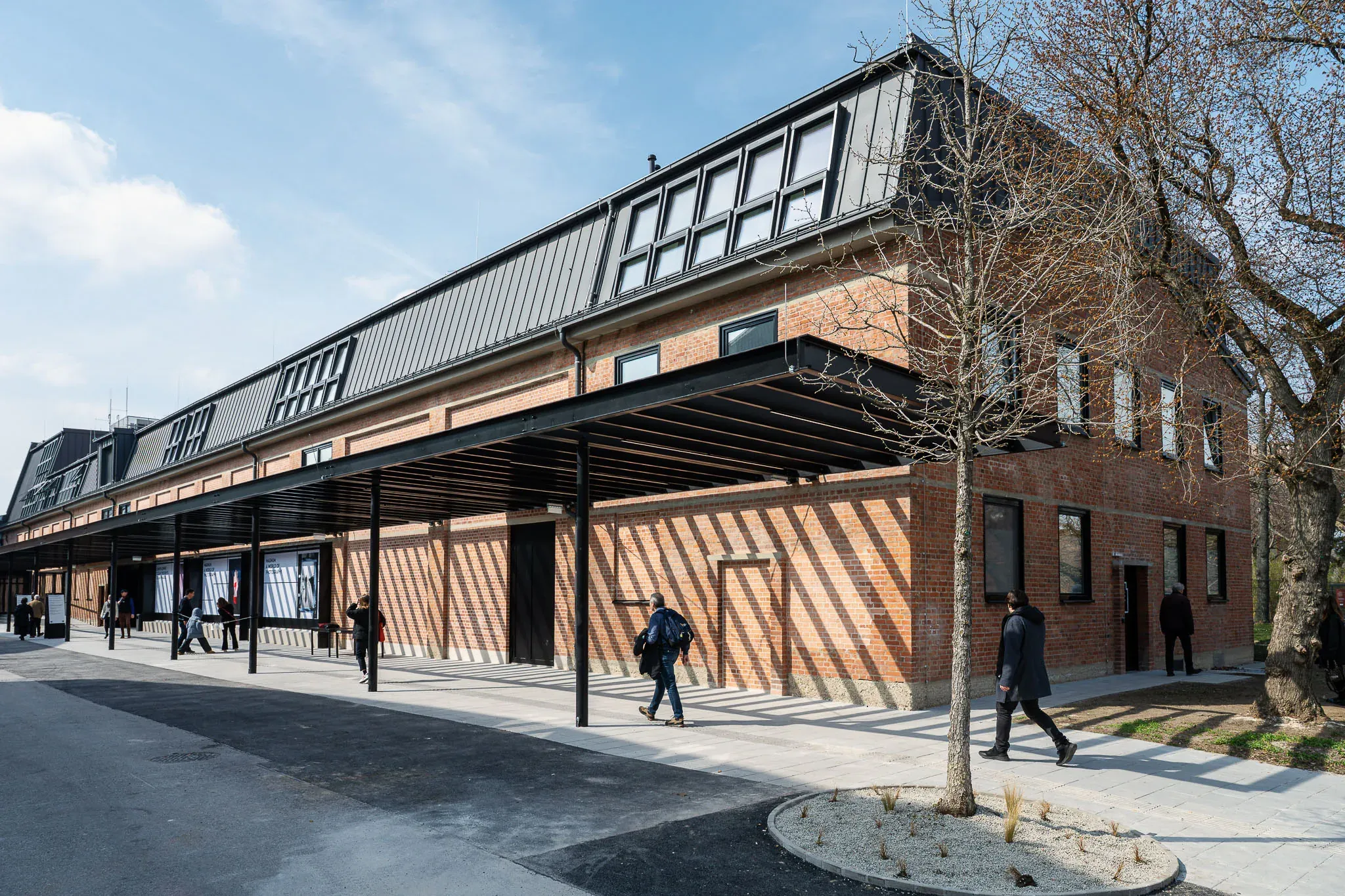 Ausstellungshaus von außen: Ziegelbau mit verglastem Obergeschoss.